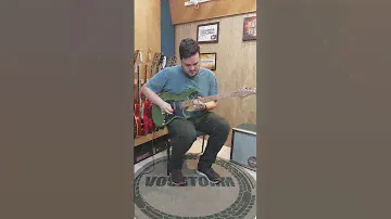 O Cort G250SE ODG é uma versão moderna do vintage. Apresentando um corpo de Basswood para um timbre